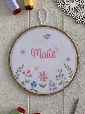 Porta de maternidade menina bastidor bordado floral jardim
