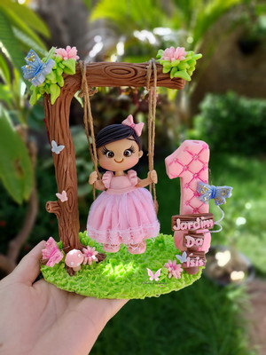 Topo de bolo com vela em biscuit tema jardim encantado, bala