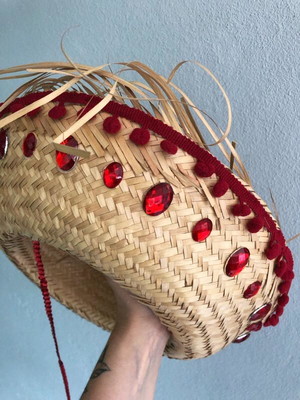 Chapéu junino com pedraria e pompom vermelho - infantil