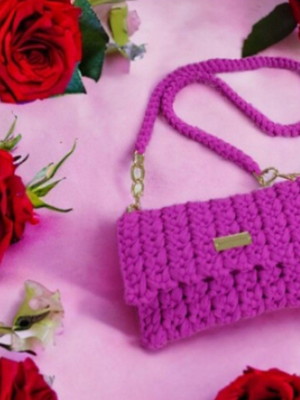 Bolsa de crochê em fio de malha com alça longa