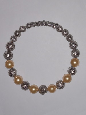 Pulseira feminina de pérolas e bolinhas