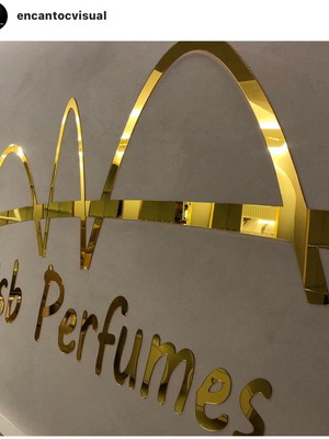 Logo em acrílico espelhado com gabarito