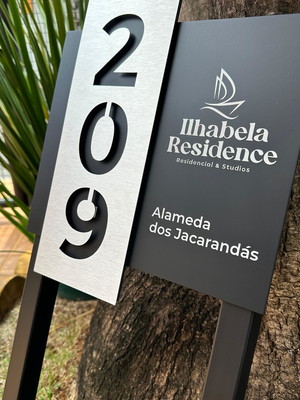Algarismo residencial acm com inox - 30x33 jardim com logo