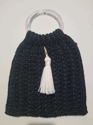 Bolsa crochê preta com argolas transparentes