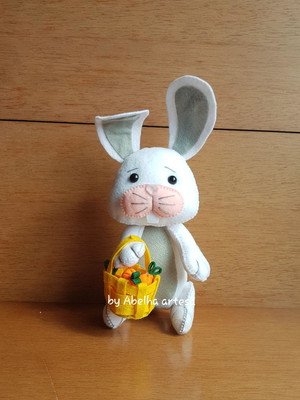 Coelho com cestinha de cenouras em feltro