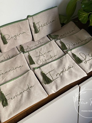 Kit com 10 necessaires bordadas - nomes, logo ou data.