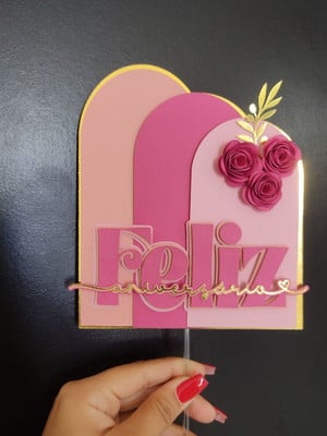 Topo de bolo feliz aniversário com arcos e flores