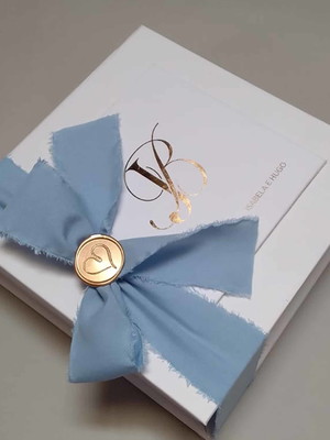 Caixa padrinhos azul serenity com xícaras, gravata e manual