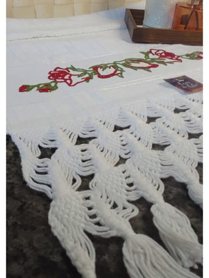 Toalha de rosto bordada com macramê
