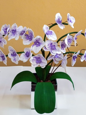 Arranjo artificial de orquídeas phalaenopsis lilás