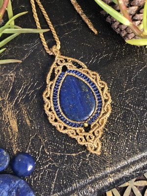 Colar em macramê com lápis lazuli