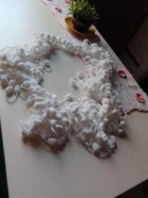 Cachecol de crochê com linha pompom