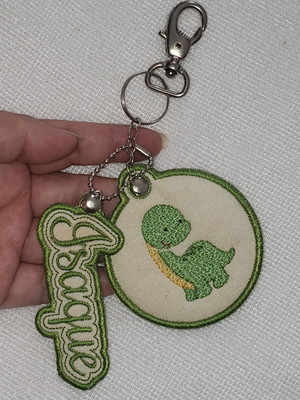 Chaveiro dinossauro e nome bordado personalizado