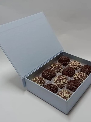 Caixa personalizada para 12 doces gourmet