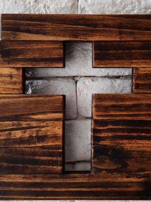 Cruz de madeira rústica -artesanal