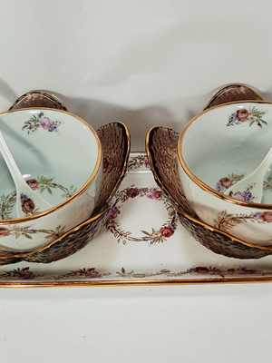 Conjunto para servir de porcelana e tulipas de cristal.