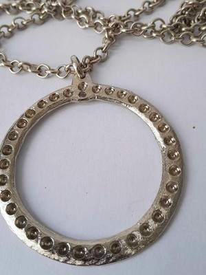 Pingente redondo com corrente para strass
