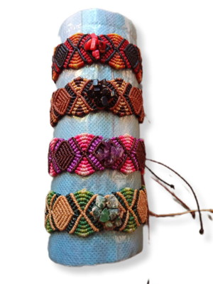 Pulseira de macramê com pedra