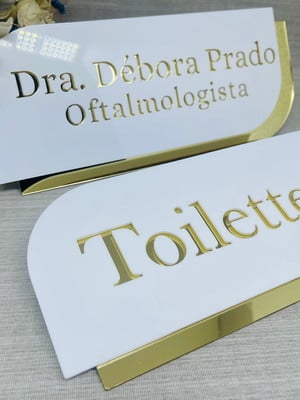 Duas placas de identificação