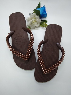 Chinelo customizado com pérolas