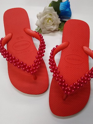 Chinelo customizado com pérolas
