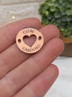 Mini tag / etiqueta redonda coração em acrílico