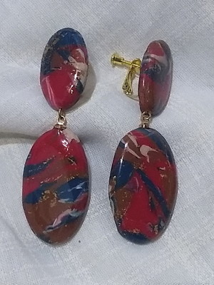 Brinco de pressão vermelho marrom e azul oval grande