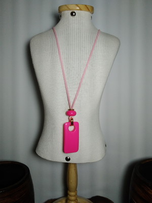 Colar cordão com pedra rosa