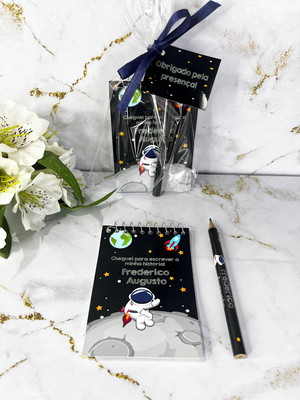 Bloquinho personalizado com lápis astronauta