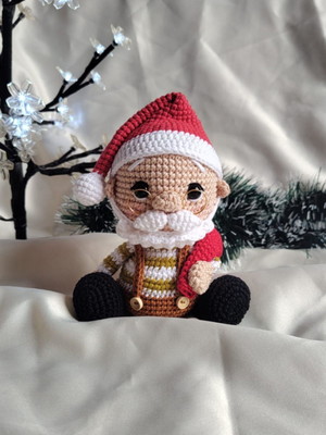 Papai noel sentado em amigurumi