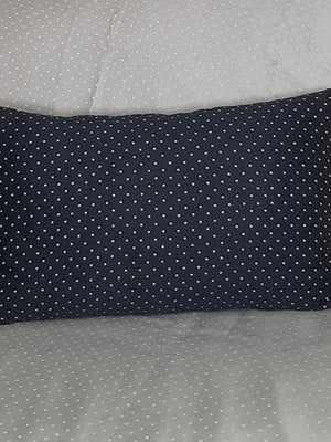 Almofada baguete preto poa cinza