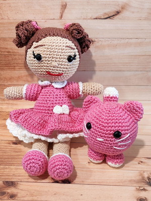 Boneca com gato amigurumi