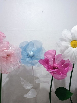 Conjunto com 5 flores gigantes em organza cristal