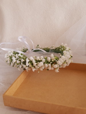 Coroa de flores com mosquitinhos artificiais (gypso)