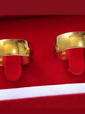 Par de alianças: elegância atemporal, cor similar ao ouro