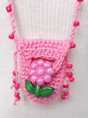 Colar de crochê patuá rosa - erê