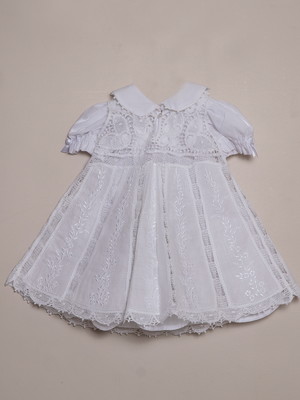 Vestido de renda renascença com nesgas de linho bordado