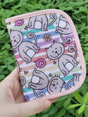 Carteira em tecido com estampa de gatos