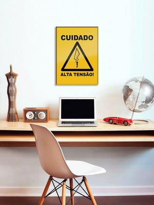 Quadro de metal g - cuidado, alta tensão