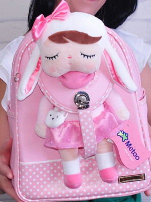 Mochila infantil com boneca