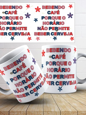 Caneca de porcelana bebendo café...
