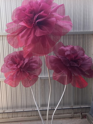 Trio flores rosas gigantes de organza