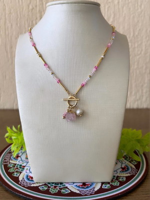 Colar de cristais com patuá de quartzo rosa e pérola; folh.