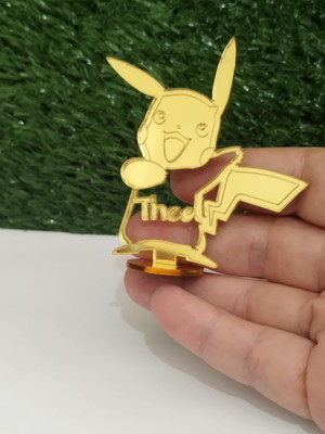 Aplique pikachu com nome vazado em acrílico e com base 7 cm