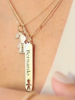 Colar gravata personalizável com placa vertical filhos
