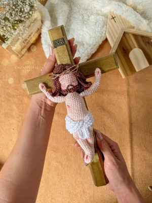 Jesus crucificado amigurumi