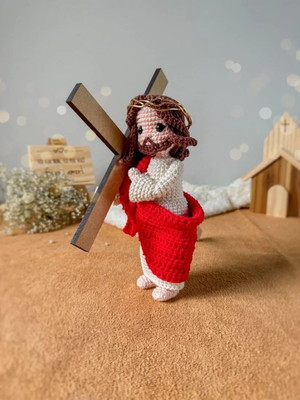 Jesus na via sacra amigurumi