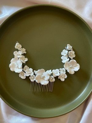 Grinalda para noiva com flores brancas em porcelana