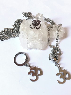 Conjunto brinco desigual e corrente aço inox com simbolo om