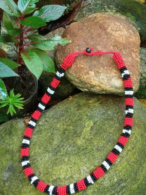 Colar de miçangas cobra coral